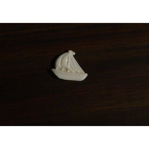 Fève Plastique Bateau