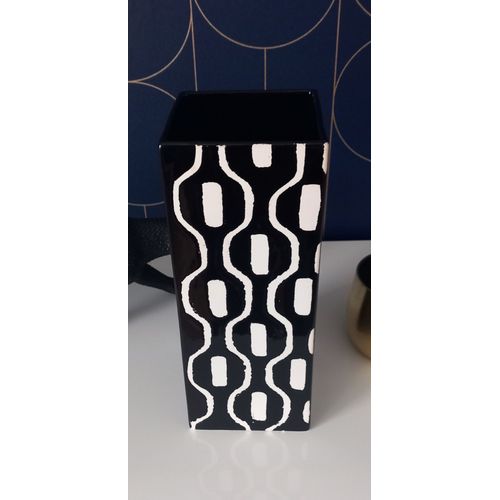 vase noir et blanc