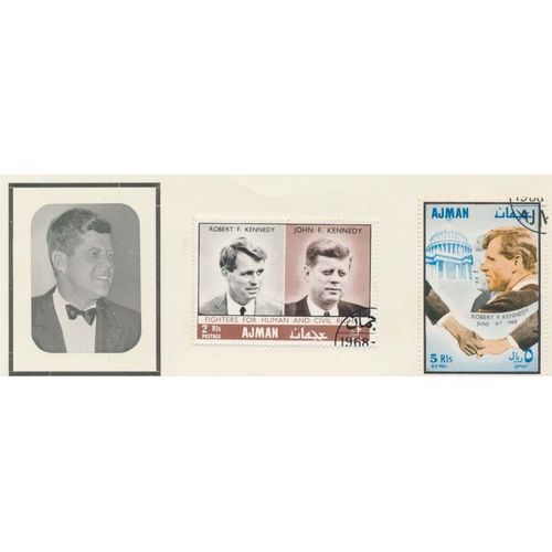 Plaquette De 2 Timbres De L'émirat D'ajman Relatifs Aux Frères John Et Robert Kennedy