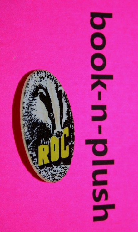 Ancien Badge Plastique Du Roc Blaireau