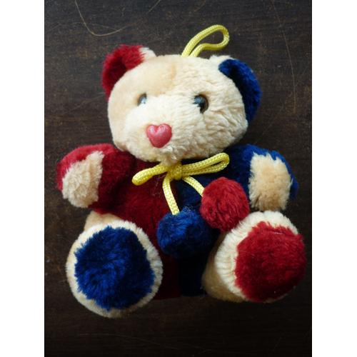 Peluche Ourson - Beige Bleu Et Rouge - Avec Deux Petits Pompons - Nez Rouge En Forme De Coeur - Taille  17cm