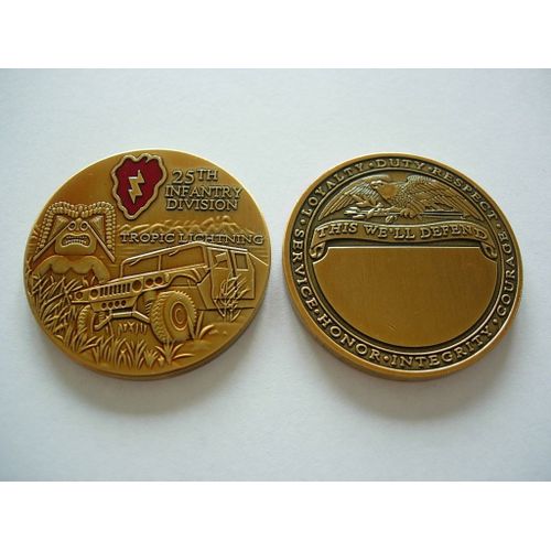 Médaille Militaire 25ème Division Infanterie Tropic Lichtning Émaillée Américaine 40 Mm 31 Grammes.