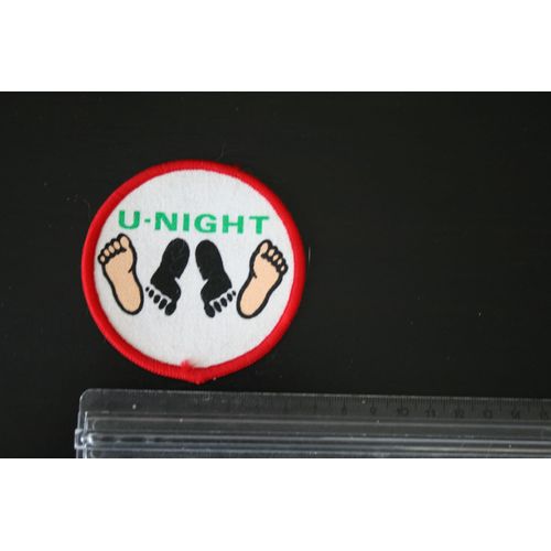 Ecusson Farces Et Attrappes Import Uk "Black And White U Night" 7 Cms Env.