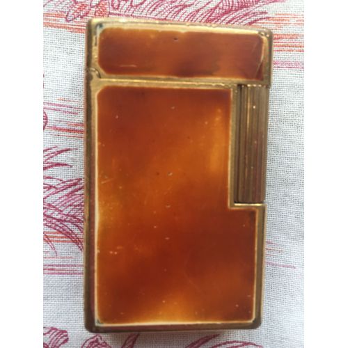 Briquet Dupont En Laque Dechine Et Plaqué Or . Numéroté 8761 Ap  Hauteur 5,7 Cm  Largeur 3,5 Cm