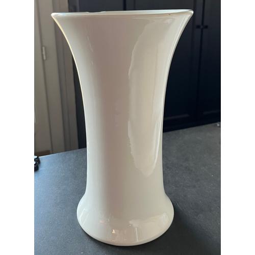 Petit vase de porcelaine blanc signé Christian Dior