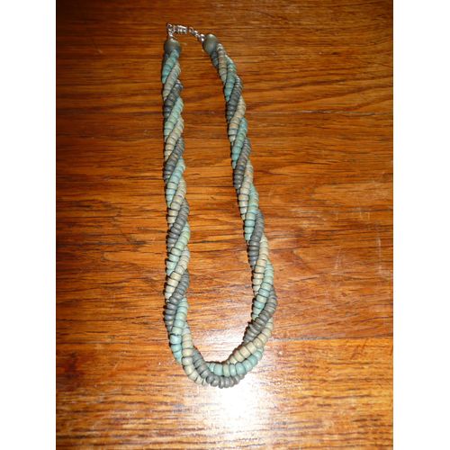 De Trois Rangs De Perles Entrelacées Gris Et Vert.Longueur Fermée: 22 Cm