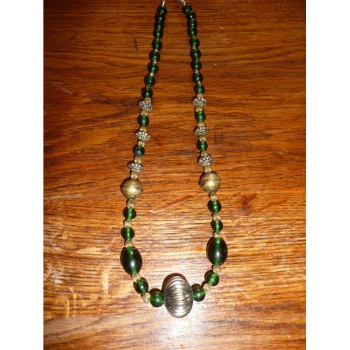 Grand Collier En Boules De Verre Vert Et Boules De Métal De Plusieurs Tailles.