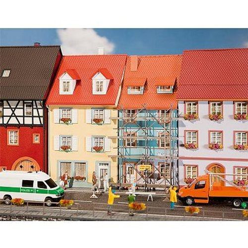 Modélisme Ho : 2 Maisons De Petite Ville Avec Échafaudage De Peinture-Faller