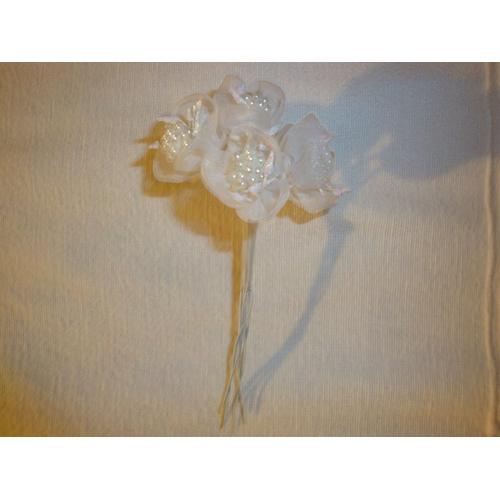 Lot De 6 Fleurs En Organdi De Polyester Blanc Et Coeur Formé De Nombreuses Petites Perles De Rocaille Blanches Nacrées