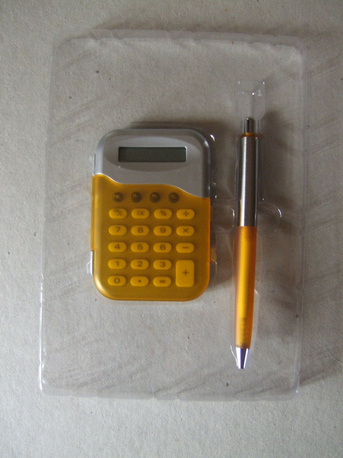 CALCULATRICE AVEC STYLO CORPS JAUNE