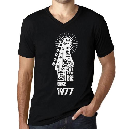 Homme Tee-Shirt Col V - Live Fast, Never Die Guitar And Rock & Roll Since 1977 - 47 Ans T-Shirt Graphique Idée Cadeau 47e Anniversaire Vintage Année 1977 Nouveauté