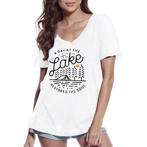 Femme Tee-Shirt Col V Un Jour Au Lac - One Day At The Lake - T-Shirt Graphique Éco-Responsable Vintage Cadeau Nouveauté