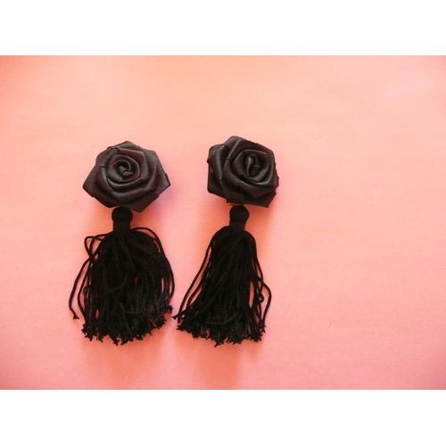 Boucles D'oreilles  Clips En Tissu Noir (Forme De Rose Et Pompon.)