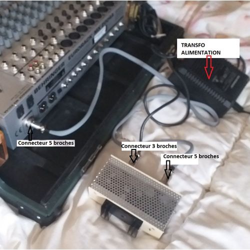 Table de mixage BEHRINGER EURORACH MX2004A avec sa valise de transport..ATTENTION JE N'ACCEPTE QUE LES ENVOIS MONDIAL RELAIS TOUT AUTRE DEMANDE ENTRAINERA L'ANNULATION DE LA VENTE