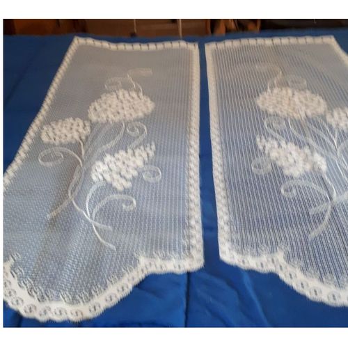 Lot De 2 Paires De Vitrage Droit Motif Décor Fleurs En Grappe - Rideaux Maille Dentelle Blanche 100%Polyester - Oeillets Passe-Tringle - Bas Arrondi Au Centre - 43x1m20