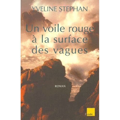 Un Voile Rouge À La Surface Des Vagues
