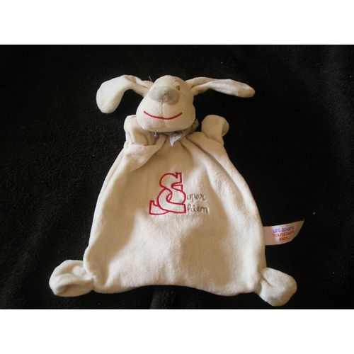 Doudou Chien Plat Crème "Sc Super Chien" Tout Compte Fait Brodé De Rouge Et Foulard Gris