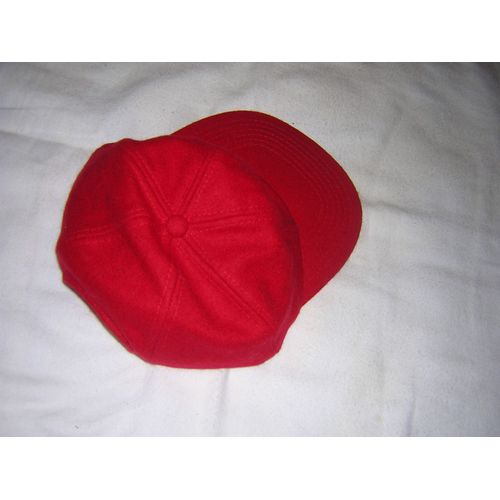 Casquette Is England 70% Wool 30% Viscose.