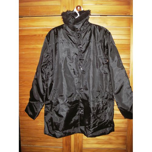 Parka De Marque Pb,De Couleur Noir, Surpiqûres Blanches,Col Imitation Fourrure,5 Boutons Pression Argentés,2 Poches Biais Passe Poilées, Longueur 80 Cm Environ,Ouatine 80 G/M2,Tissu 100% Poleyster
