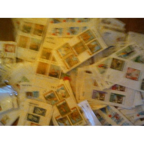 Lot De 2000 Timbres Du Monde Entier