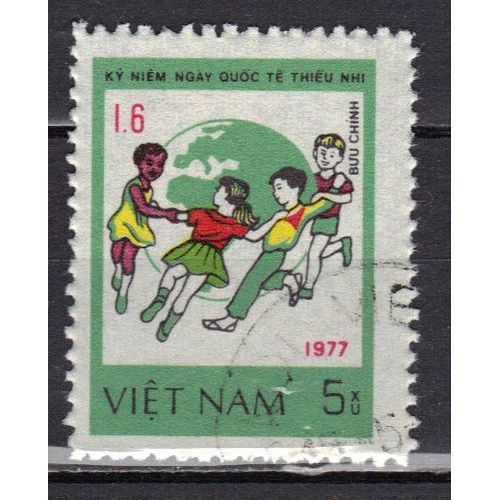 Vietnam 1980 : Journée Internationale De L'enfant : Enfants Dansant Autour Du Globe Terrestre - Timbre Oblitéré