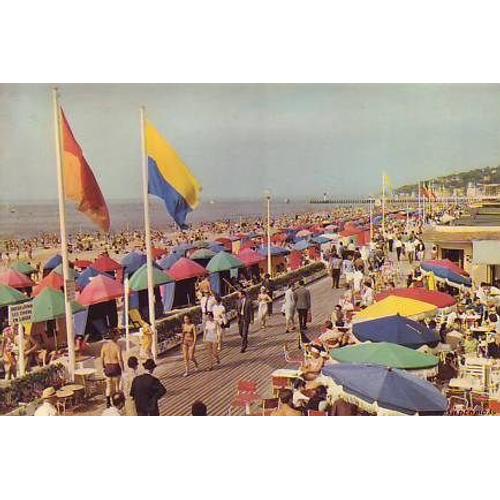 Deauville. Le Bar Du Soleil . Les Planches Et La Plage