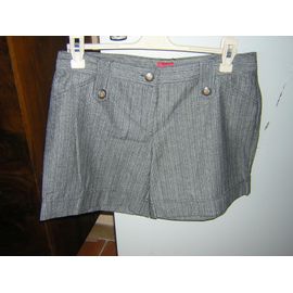 Short Tissaia Taille 42 Coton 73% Polyester 27%.