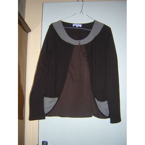 Tunique Armand Thiery Taille 4 Acrylique 98% Elasthanne 2%.