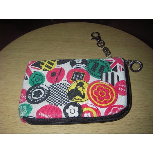 Pochette zippée, 4 compartiments, en tissu entièrement doublé Mary Quant London, coloris multicolores, motifs cercles logo marque + fleurs, doublure synthétique coloris jaune.