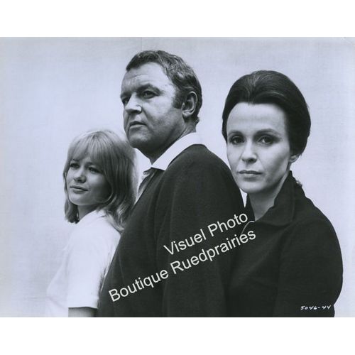 Auto Stop Girl - Three Into Two Won't Go : Jeu De Photos Argentiques D'exploitation Cinématographique - Format 19x24 Cm - De Peter Hall Avec Rod Steiger, Claire Bloom, Judy Geeson, Peggy Ashcroft 1969