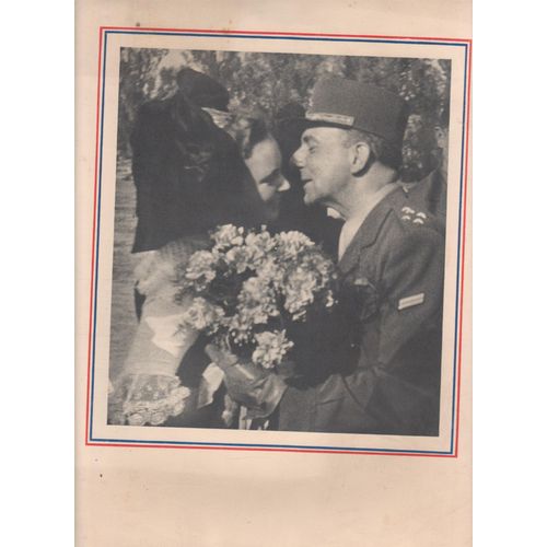 Le Général De Lattre De Tassigny Embrassant  L'alsace Le 16 Avril 1945 1ere Armée Française