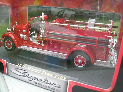 Revell Maquette camion de pompier américain : Mack Fire Pumper pas cher 