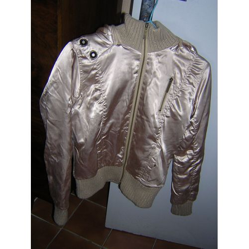 Blouson Bershka M Capuche Amovible 67% Polyester 33% Nylon.