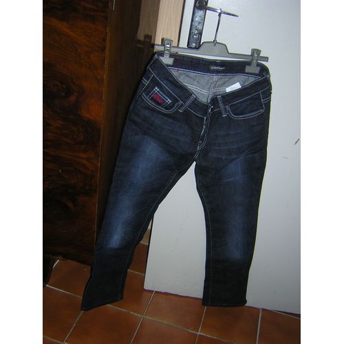 Jean Guess Taille Basse Size 28 Longueur A Partir De L'entrejambe 67 Cm Bas Zipe Sur Les Cotes.