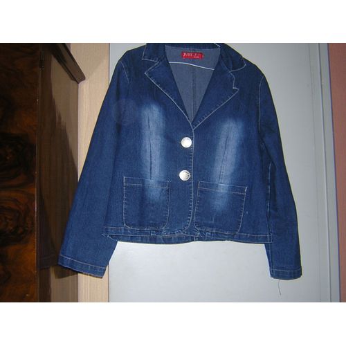 Blouson Just F... Taille M 65% Coton 30% Polyester 5% Elasthanne.