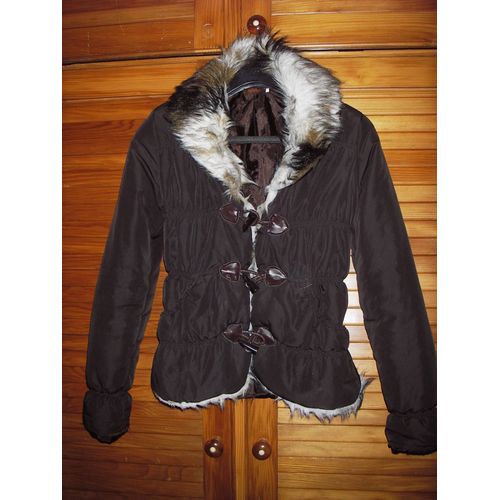 Doudoune Micky De Couleur Marron ,Aspect Froncé ,Taille 12 Ans ,Col Et Bord Bordés Fausse Fourrure ,Col Amovible ,Fermeture Gros Boutons Ovales .