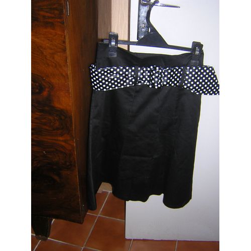 Jupe Lili Mercredi Taille 3 Coton 97% Elasthanne 3%.