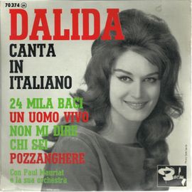 Canta In Italiano : 24 Mila Baci (F. Vivarelli, A. Celentano) 2'09 - Un Uomo Vivi (G. Paoli) 2'15 / Non Mi Dire Chi Sei (G. Calabrese, U. Bindi) 2'55 - Pozzanghere (Pellini, Orfélius, R. Renis) 2'16