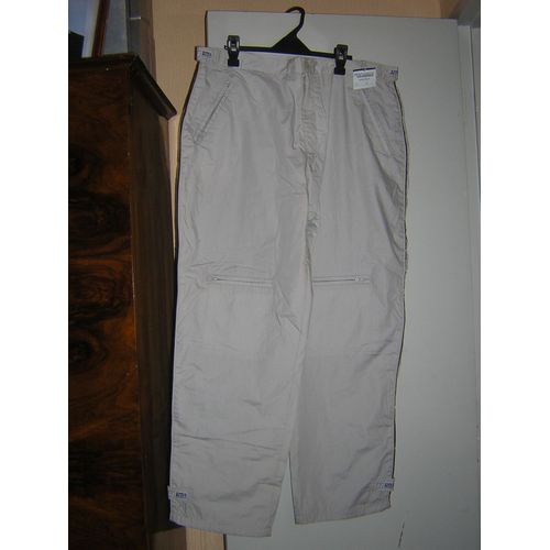 Pantalon Full Blast Taille 5 Polyester 65% Coton 35% Doublure 100% Polyester.