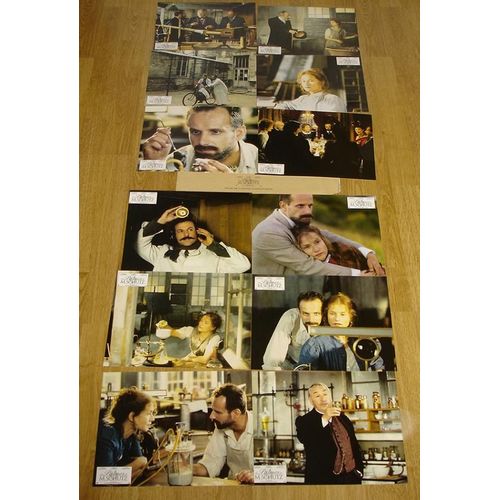 Les Palmes De M. Schutz - Jeu De 12 Photos D'exploitation Cinématographique Originale - Format 21x28 Cm - Un Film De Claude Pinoteau Avec Philippe Noiret, Isabelle Huppert, Charles Berling - 1996