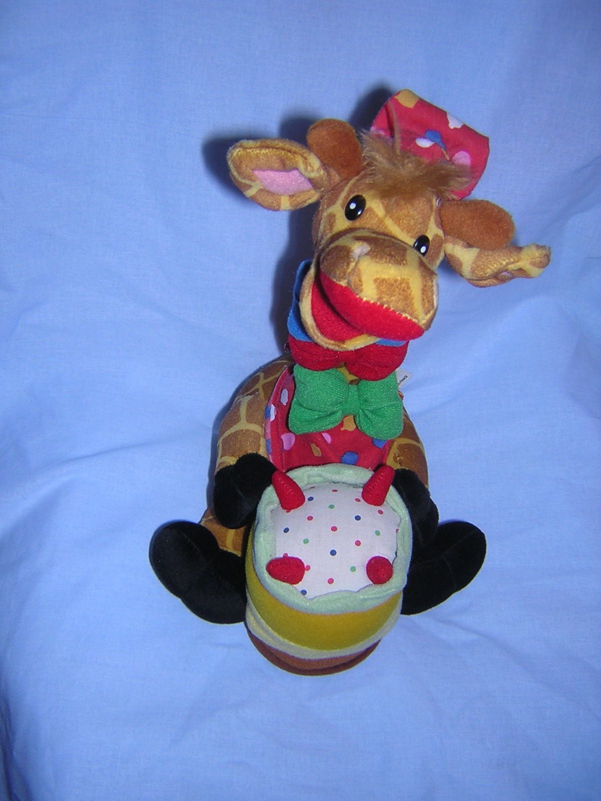 Peluche Girafe Musicale Cp International Qui Chante Joyeux Anniversaire En Anglais Et Son Gateau Rakuten