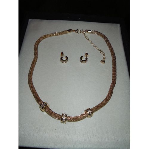Parure Collier Et Boucles D'oreilles À Clou Dorée Fantaisie Cercles Certis De Strass .