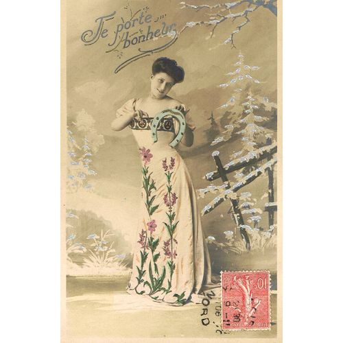 Carte Postale Ancienne, " Je Porte Bonheur ", Jeune Femme Dans Un Paysage Hivernal, Fer À Cheval, Belle Robe Fleurie