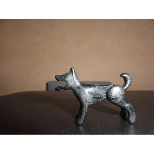 Jouet miniature de la marque PLAYMOBIL modèle un chien noir, non daté.