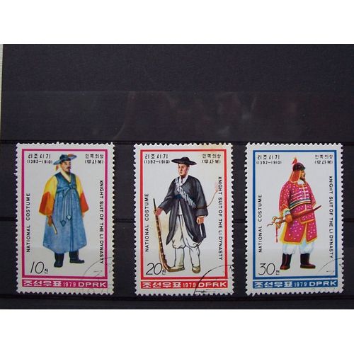 Série  3 Timbres  Costumes Militaires Corée