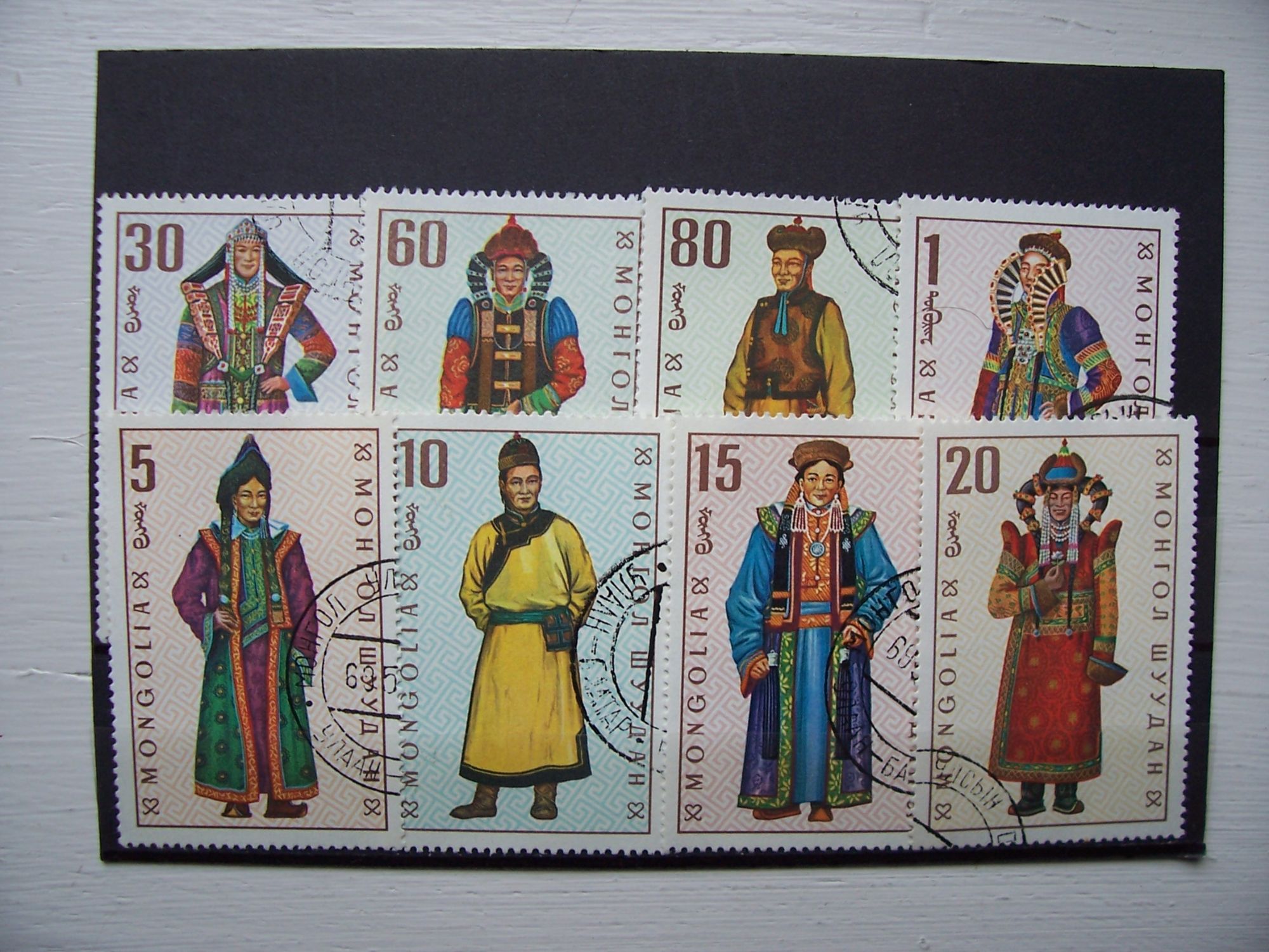 Série 8 Timbres Costumes Mongolie
