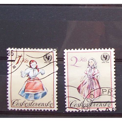 Série  2 Timbres Costumes Poupées 1986 Tchécoslovaquie