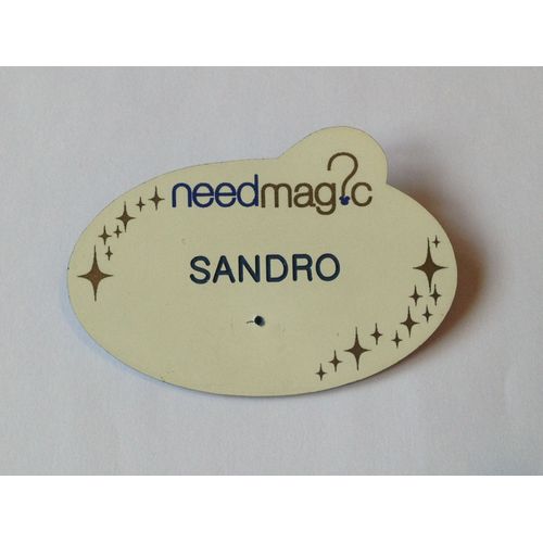 Badge Prénom ( Nametag ) Officiel " Sandro " Disneyland Paris Pour Cast Member ( Employés Disney ), Série Need Magic - Très Rare !!