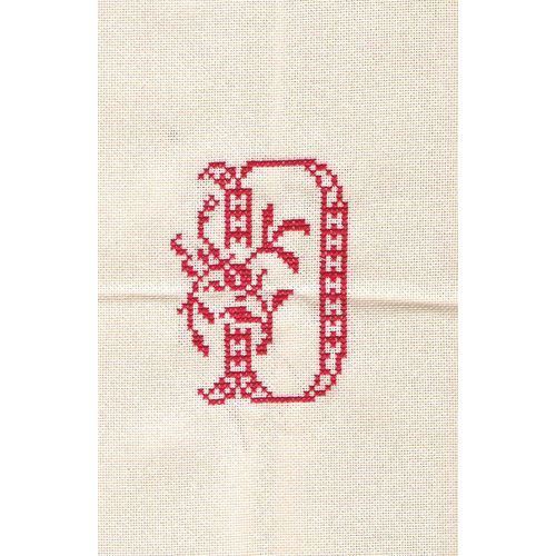 Lettre D Brodée Au Point De Croix Rouge