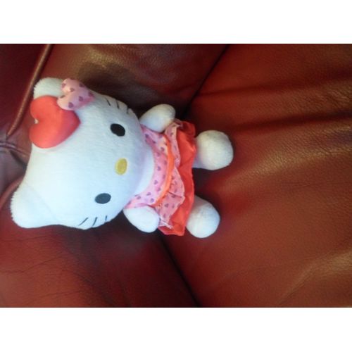 Peluche, Doudou Hello Kitty Avec Robe En Coeur